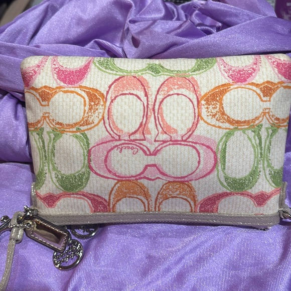 Coach Poppy Wristlet - Picture 4 of 15
